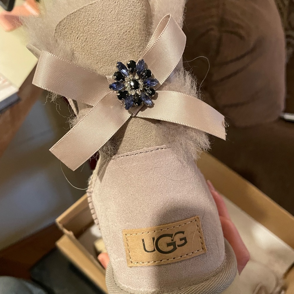 Dove Gray Mini Bailey bows with navy blue brooch